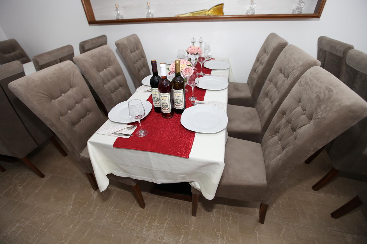 Apis Hotel Требинє Екстер'єр фото