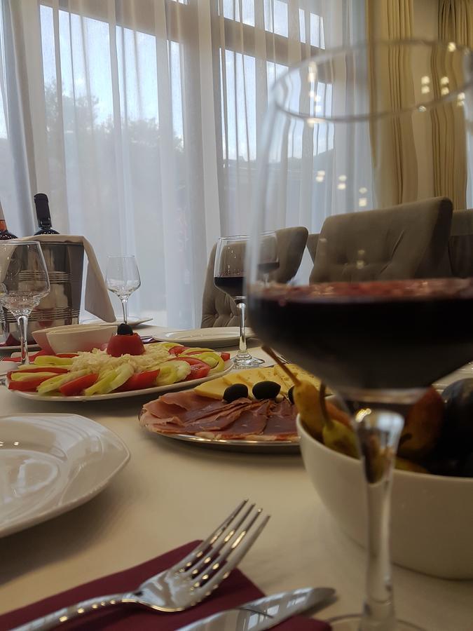 Apis Hotel Требинє Екстер'єр фото